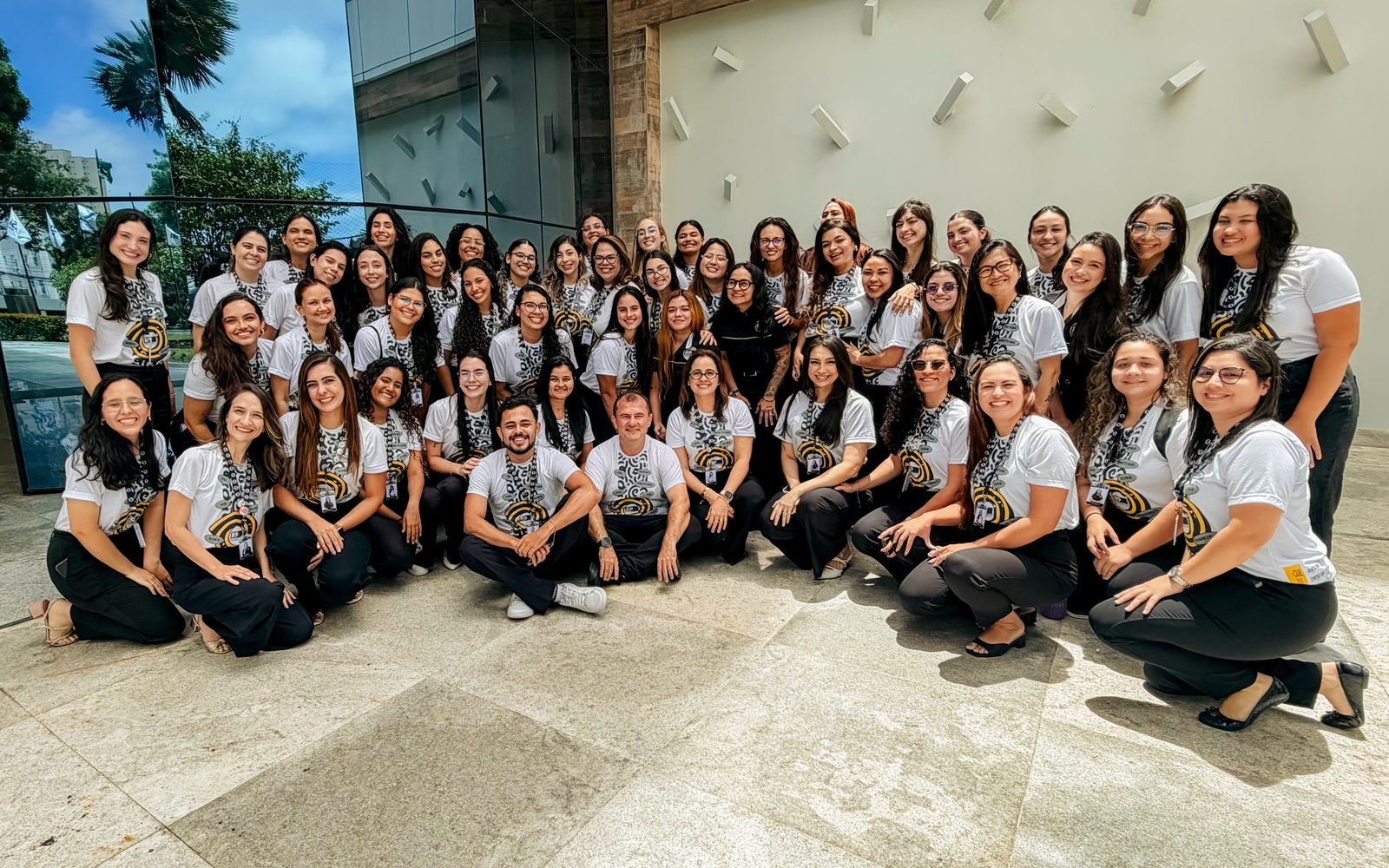 Equipe da RP Consultoria Alimentar reunida em frente à sede